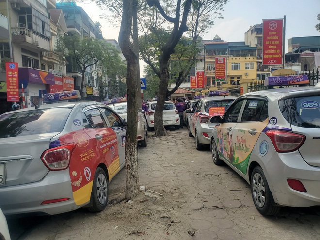 Tài xế Vic Taxi tắt đàm, bỏ làm kéo đến trụ sở hãng biểu tình - Ảnh 2.