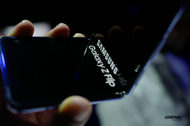 Trên tay Galaxy Z Flip - chiếc smartphone gập dọc bằng kính dẻo, giá 1.380 USD - Ảnh 4.