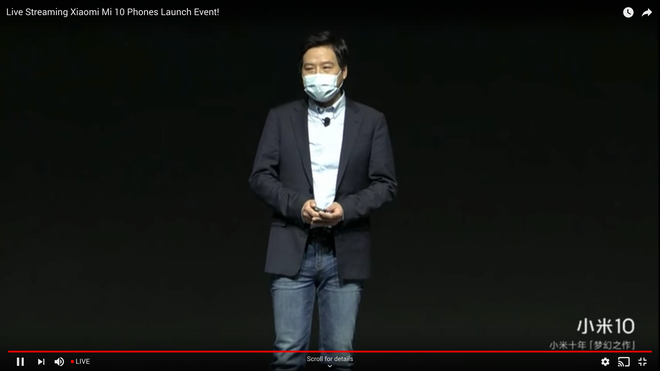 Lôi Quân đeo khẩu trang trên sân khấu ra mắt điện thoại Xiaomi Mi 10 - Ảnh 1.