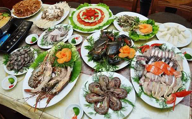 Người đàn ông phải cấp cứu chỉ sau bữa tiệc khai xuân "ê hề" với hải sản