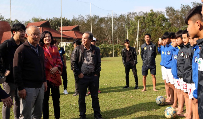 Đưa tài năng trẻ xuống đá hạng Nhì, bao giờ bầu Đức mới thôi làm hại cầu thủ của mình? - Ảnh 4.