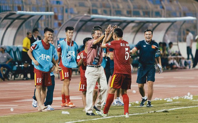 Thầy ruột lên tiếng: Để Văn Hậu nối gót Chanathip đá J.League là một bước lùi - Ảnh 1.