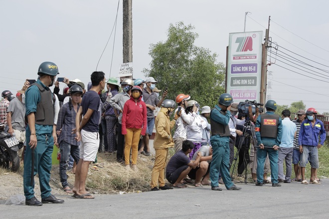 Người dân nghỉ làm, đội nắng tập trung tại hiện trường vụ vây bắt Tuấn khỉ - Ảnh 2.