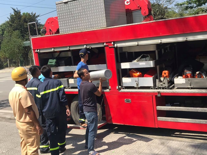 [NÓNG] Chìm thuyền chở hơn chục người, Phó giám đốc Công an tỉnh đến hiện trường - Ảnh 1.