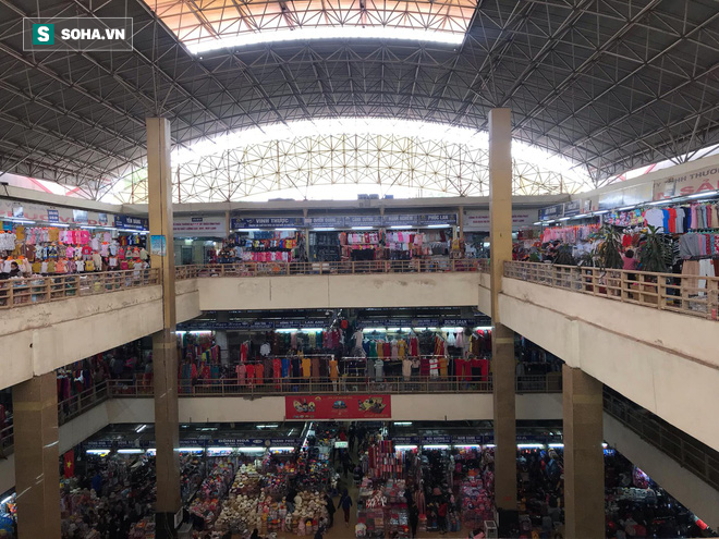 Hàng hóa bán ra giảm 80%, hàng loạt ki-ốt tại chợ Đồng Xuân nghỉ tạm thời vì dịch Covid-19 - Ảnh 7.