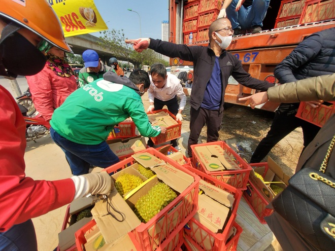 14 tấn sầu riêng về Hà Nội: Treo biển kêu gọi giải cứu, bán theo combo đồng giá 450.000 đồng/8kg - Ảnh 8.