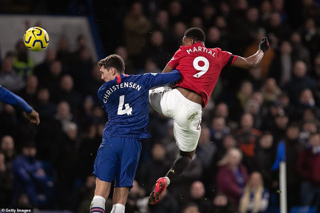 2 lần được VAR giúp sức, Man United quật ngã Chelsea bằng những miếng đòn bất ngờ - Ảnh 2.