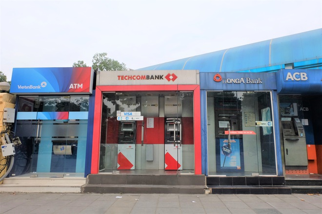 Tiếp xúc hàng trăm người/ngày nhưng ATM không có nước sát khuẩn, cồn rửa tay phòng Covid-19 - Ảnh 2.