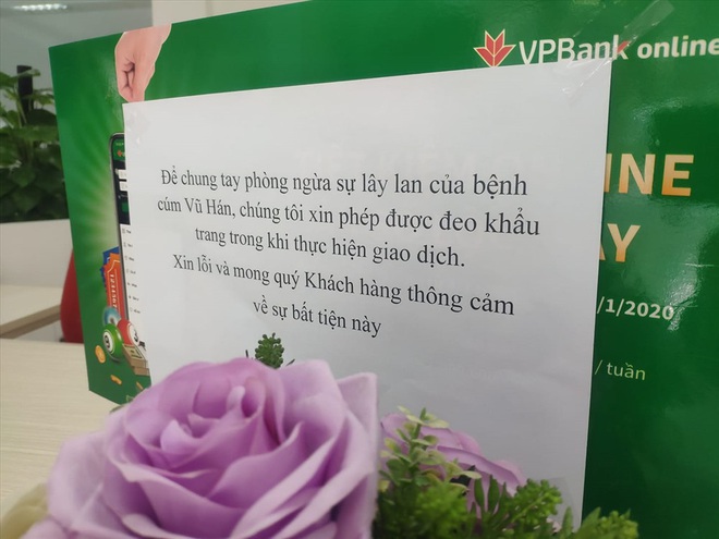 Tiếp xúc hàng trăm người/ngày nhưng ATM không có nước sát khuẩn, cồn rửa tay phòng Covid-19 - Ảnh 9.