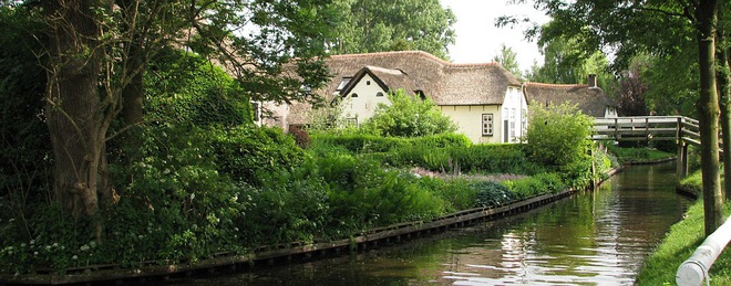 Thị trấn cổ tích Giethoorn ở Hà Lan: Hơn 7 thế kỷ không có đường bộ, đi thăm nhau không ngồi ô tô mà phải chèo thuyền - Ảnh 3.