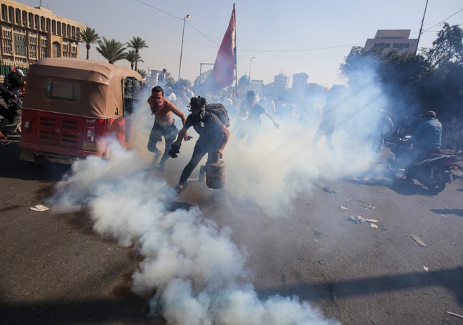 7 ngày qua ảnh: Trẻ em đội chai nhựa kín đầu để tránh virus corona - Ảnh 8.