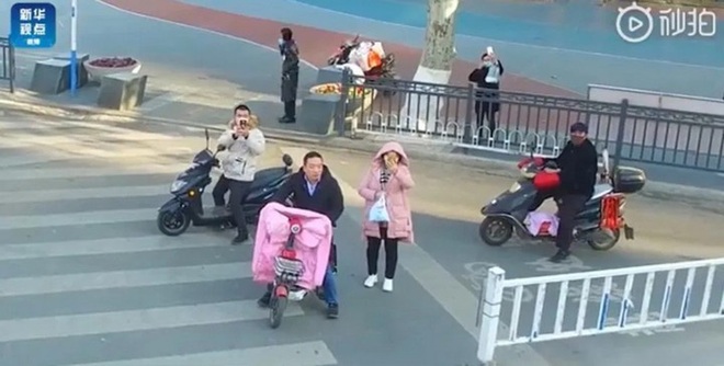 Drone có thêm một sứ mệnh mới tại Trung Quốc: Nhắc nhở người dân đeo khẩu trang khi ra ngoài đường để chống dịch - Ảnh 1.