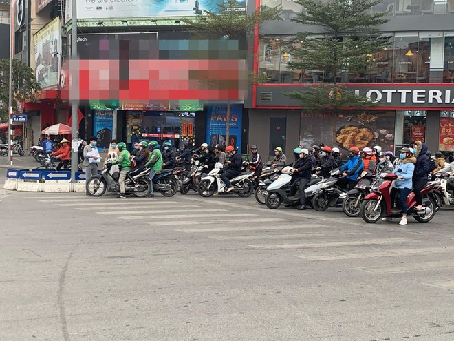 Cô dâu chú rể phát khẩu trang miễn phí trên phố khiến dân mạng tranh cãi gay gắt - Ảnh 2.