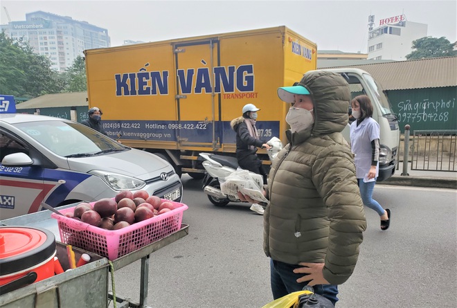 Tìm đến nơi đông đúc nghìn người, đứng vỉa hè bán dạo khẩu trang trong đợt dịch Corona - Ảnh 2.