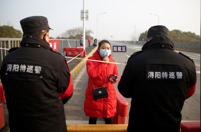 Virus corona: Nhiều người Trung Quốc lo sợ băng cầu Trường Giang để thoát ổ dịch - Ảnh 1.
