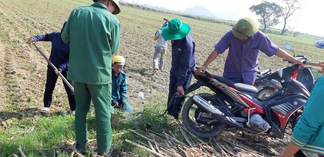 Được treo thưởng tiền mặt, dân tạo sáng kiến dùng khói xe máy bắt chuột đồng - Ảnh 2.