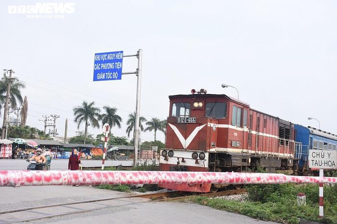 Ông lão khuyết tật tình nguyện làm barie sống tại ngã tư tử thần ở Hải Phòng - Ảnh 2.