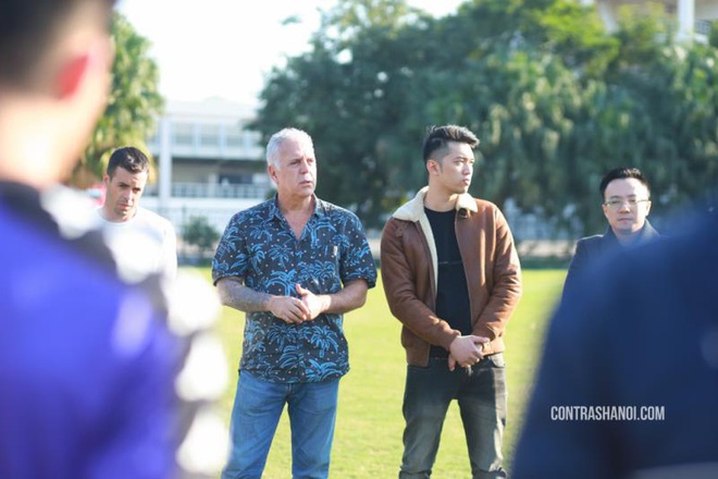Hà Nội FC chia tay 2 chuyên gia nước ngoài: Tư duy rất tốt nhưng chưa hiểu Việt Nam - Ảnh 1.
