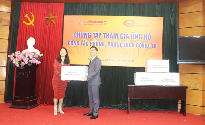 Trao 10.000 khẩu trang kháng khuẩn đến vùng tâm dịch Covid-19 - Ảnh 2.