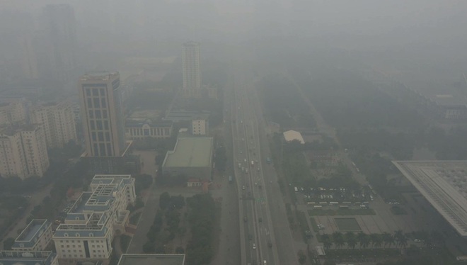 Nhiều tòa nhà mờ ảo nhìn từ flycam, chất lượng không khí ở Hà Nội suy giảm - Ảnh 1.