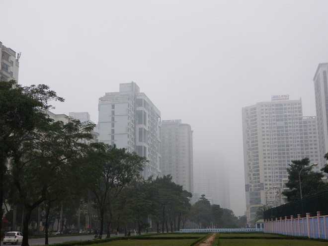 Nhiều tòa nhà mờ ảo nhìn từ flycam, chất lượng không khí ở Hà Nội suy giảm - Ảnh 9.