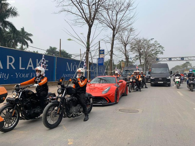 Ngắm mô hình xe đua F1 trên phố Hà Nội - Ảnh 1.