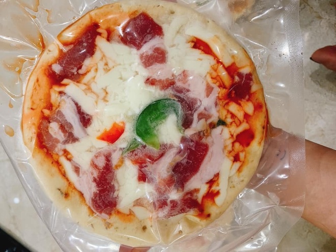Nguồn gốc pizza siêu rẻ tràn chợ mạng, 6 tháng không mốc hỏng - Ảnh 2.
