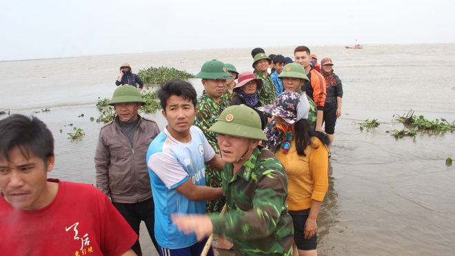 Cả làng hò nhau ra kéo tàu cá bị chìm dưới biển - Ảnh 4.