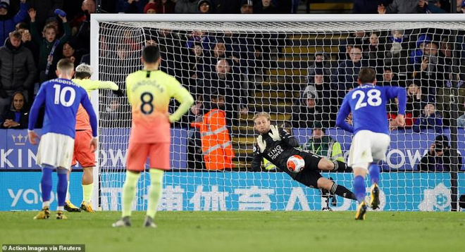 Vòng 27 Ngoại hạng Anh: Aguero đá hỏng phạt đền, Man City nhọc nhằn đánh bại Leicester City - Ảnh 1.