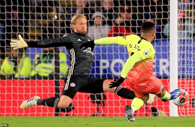 Vòng 27 Ngoại hạng Anh: Aguero đá hỏng phạt đền, Man City nhọc nhằn đánh bại Leicester City - Ảnh 2.