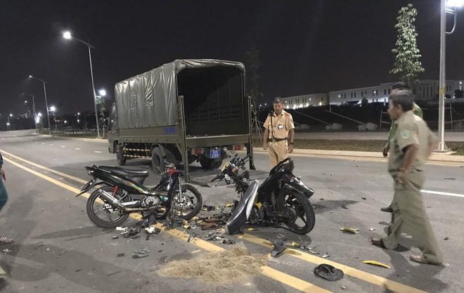 2 chiếc xe máy nát bét sau va chạm trên phố Sài Gòn khiến mạng xã hội sáng thứ Hai xôn xao  - Ảnh 3.