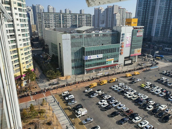 Tại tâm dịch corona ở Hàn Quốc lúc này: Người dân rồng rắn xếp hàng dài trăm mét mua khẩu trang - Ảnh 2.
