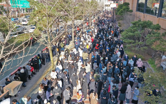 Tại tâm dịch corona ở Hàn Quốc lúc này: Người dân rồng rắn xếp hàng dài trăm mét mua khẩu trang - Ảnh 3.