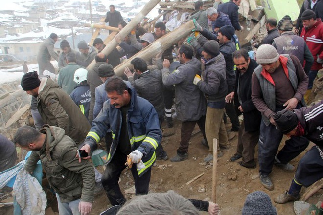 Động đất trên biên giới Iran - Thổ Nhĩ Kỳ, hơn 1.000 căn nhà đổ sập - Ảnh 6.