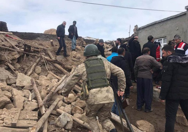 Động đất trên biên giới Iran - Thổ Nhĩ Kỳ, hơn 1.000 căn nhà đổ sập - Ảnh 8.