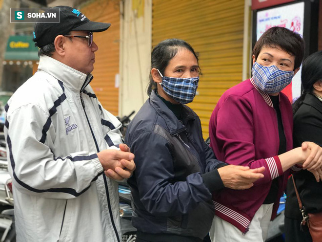 Giá vàng “xuống dốc”, người dân Hà Nội vẫn chen nhau xếp hàng từ 6h sáng để mua kiếm lời - Ảnh 2.