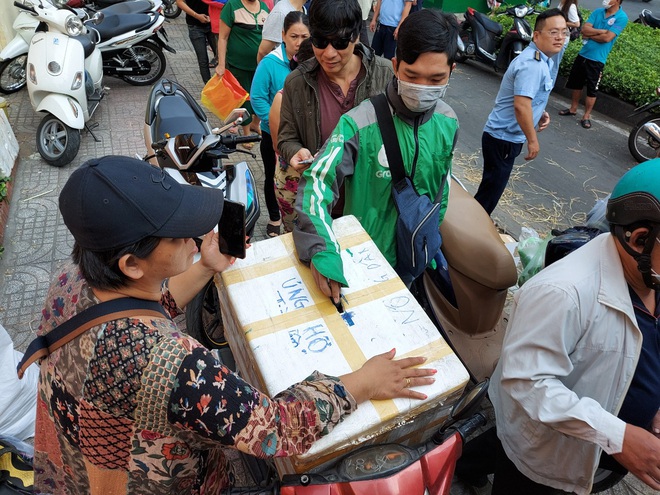 Giải cứu nông sản: Người dân Sài Gòn háo hức nhận dưa hấu miễn phí bằng lời cảm ơn - Ảnh 10.