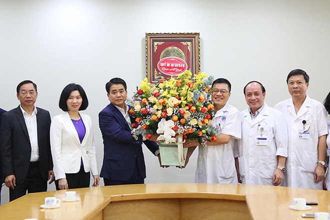 Chủ tịch UBND TP Hà Nội chúc mừng các y bác sỹ nhân Ngày Thầy thuốc Việt Nam - Ảnh 1.