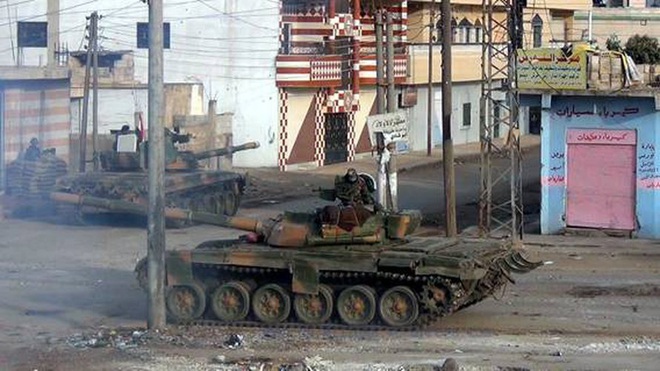 Phiến quân đánh rát, lính Syria bỏ cả chiến tăng T-72 để tháo chạy - Ảnh 10.