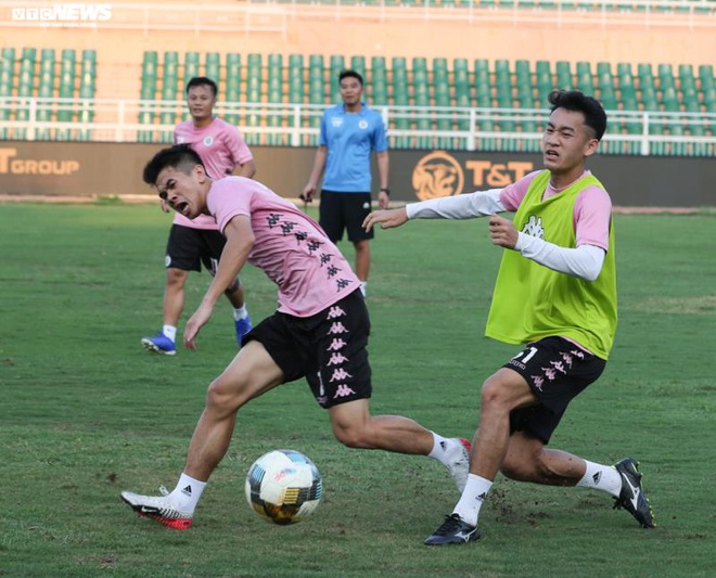 Con trai bầu Hiển xỏ giầy vào sân đá tập cùng Hà Nội FC - Ảnh 8.