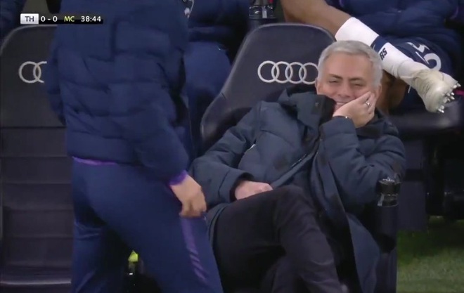 Ngạo nghễ cười trước quả 11m, Mourinho nhấn chìm Pep và Man City vào nỗi tuyệt vọng - Ảnh 2.