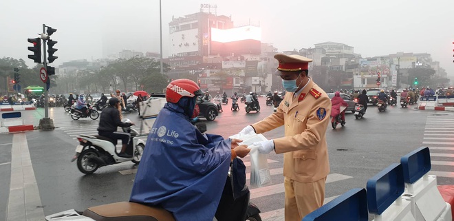 Người đi đường Hà Nội bất ngờ khi nhận được khẩu trang miễn phí từ CSGT - Ảnh 2.