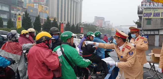 Người đi đường Hà Nội bất ngờ khi nhận được khẩu trang miễn phí từ CSGT - Ảnh 3.