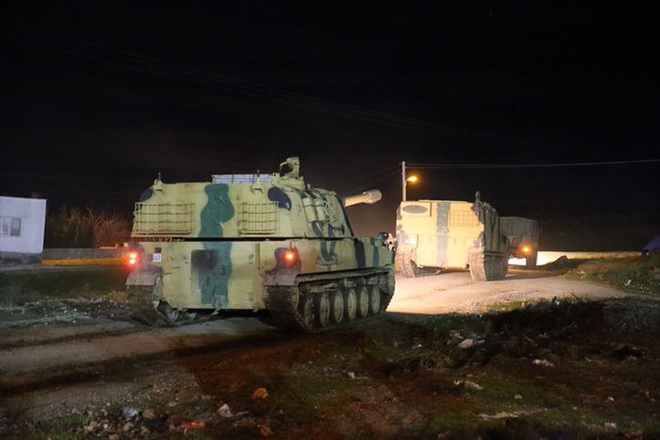 Hàng trăm xe quân sự Thổ Nhĩ Kỳ vượt biên giới, ầm ầm tiến vào Syria - Ảnh 1.
