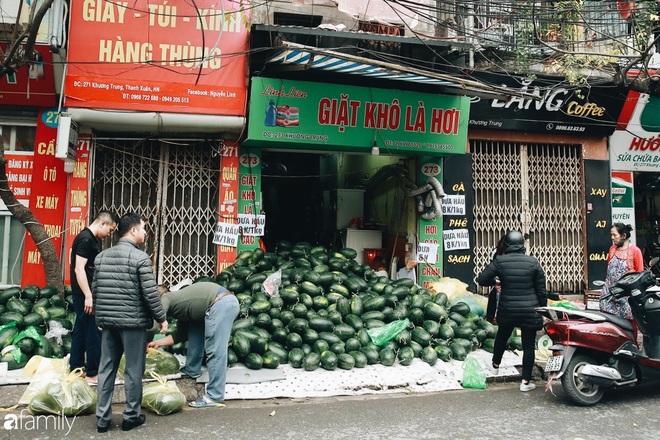 Sống đẹp như người Hà Nội: Dù đang căng thẳng dịch Corona nhưng vẫn đeo khẩu trang đi giải cứu dưa hấu vì dịch bệnh mà không được xuất khẩu - Ảnh 1.