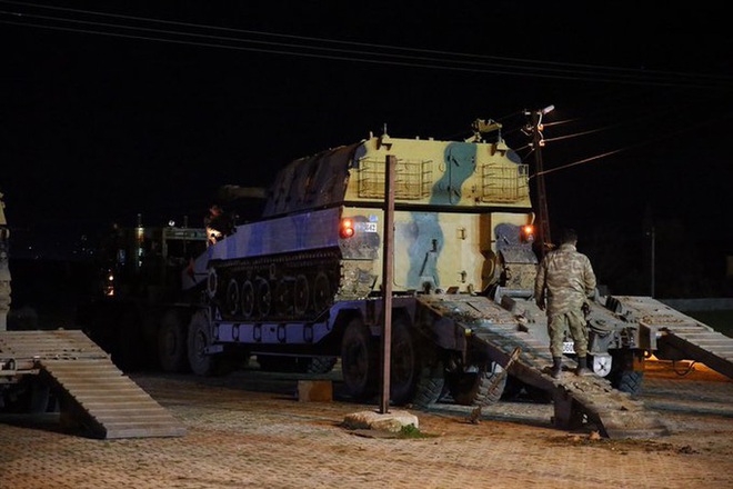 Hàng trăm xe quân sự Thổ Nhĩ Kỳ vượt biên giới, ầm ầm tiến vào Syria - Ảnh 2.