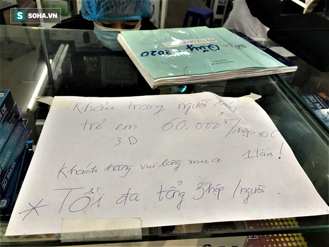 Cửa hàng thuốc tại HN treo biển bán giá niêm yết, giới hạn số lượng khẩu trang được mua - Ảnh 1.