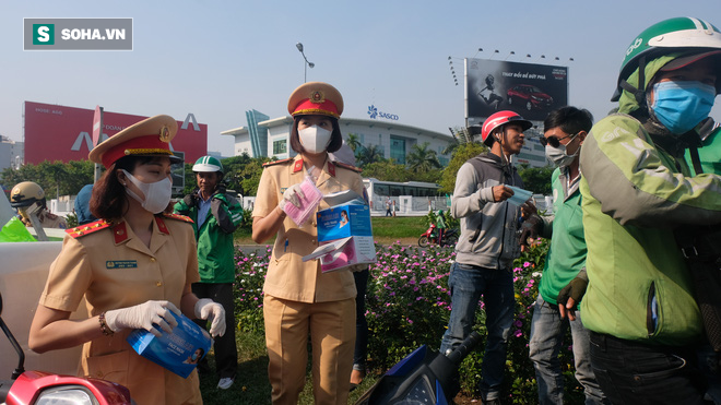 Người dân Sài Gòn bất ngờ khi CSGT dừng xe phát khẩu trang chống dịch Corona - Ảnh 2.