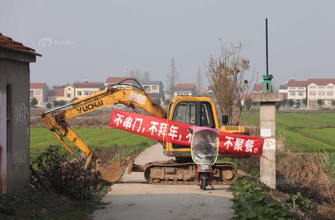 Đất đá, máy xúc, xe tải: Muôn hình vạn trạng kiểu cấm đường ở Hồ Bắc giữa dịch bệnh do virus corona mới - Ảnh 1.