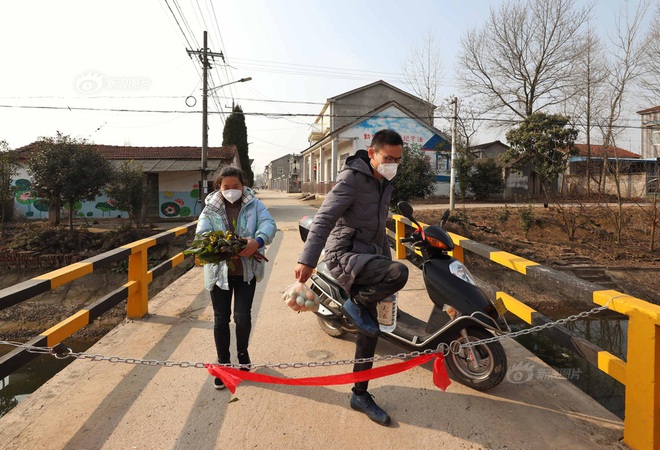 Đất đá, máy xúc, xe tải: Muôn hình vạn trạng kiểu cấm đường ở Hồ Bắc giữa dịch bệnh do virus corona mới - Ảnh 3.